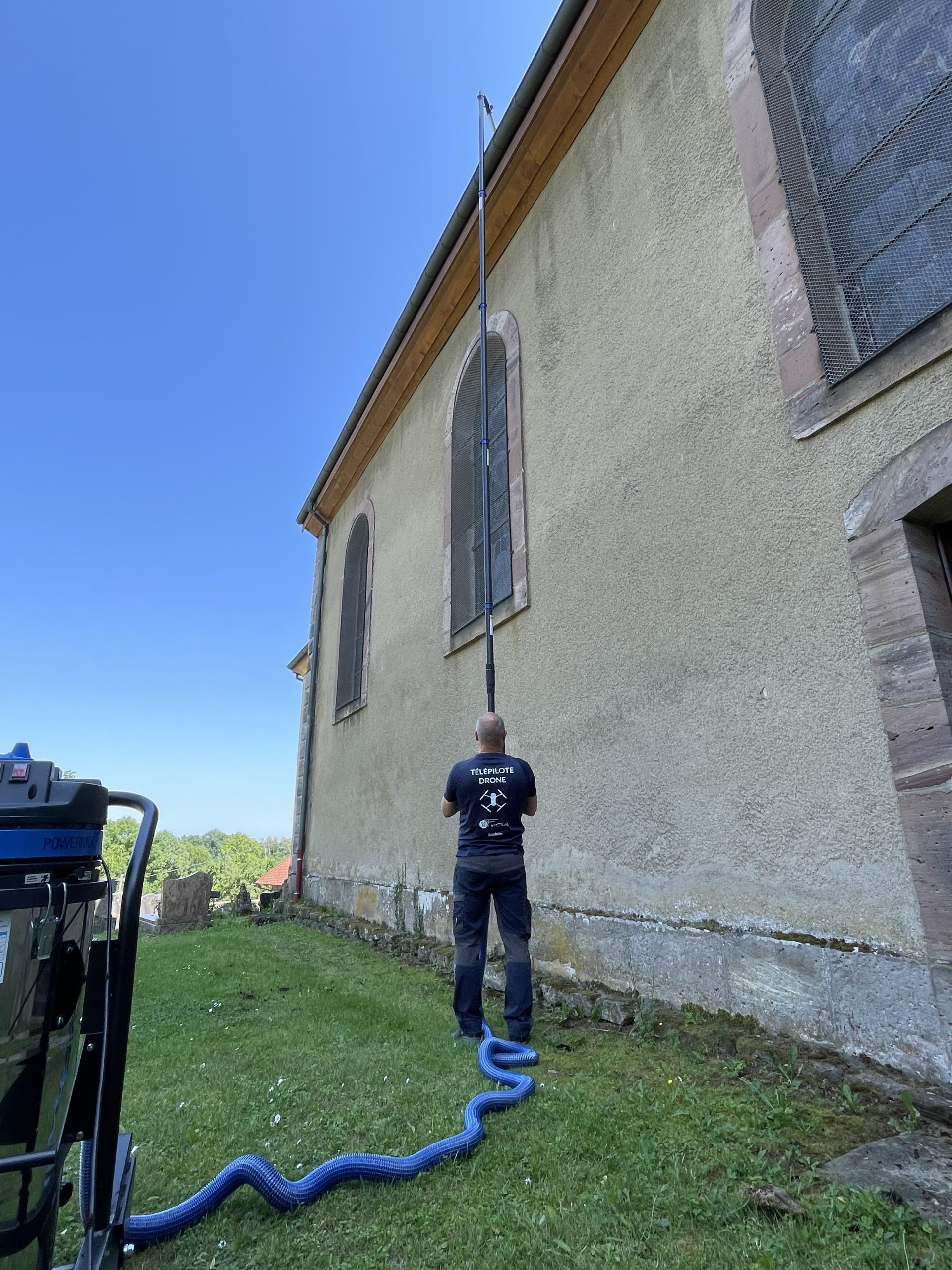 Nettoyage des gouttières de l’église de Saint Cosme proche de Dannemarie