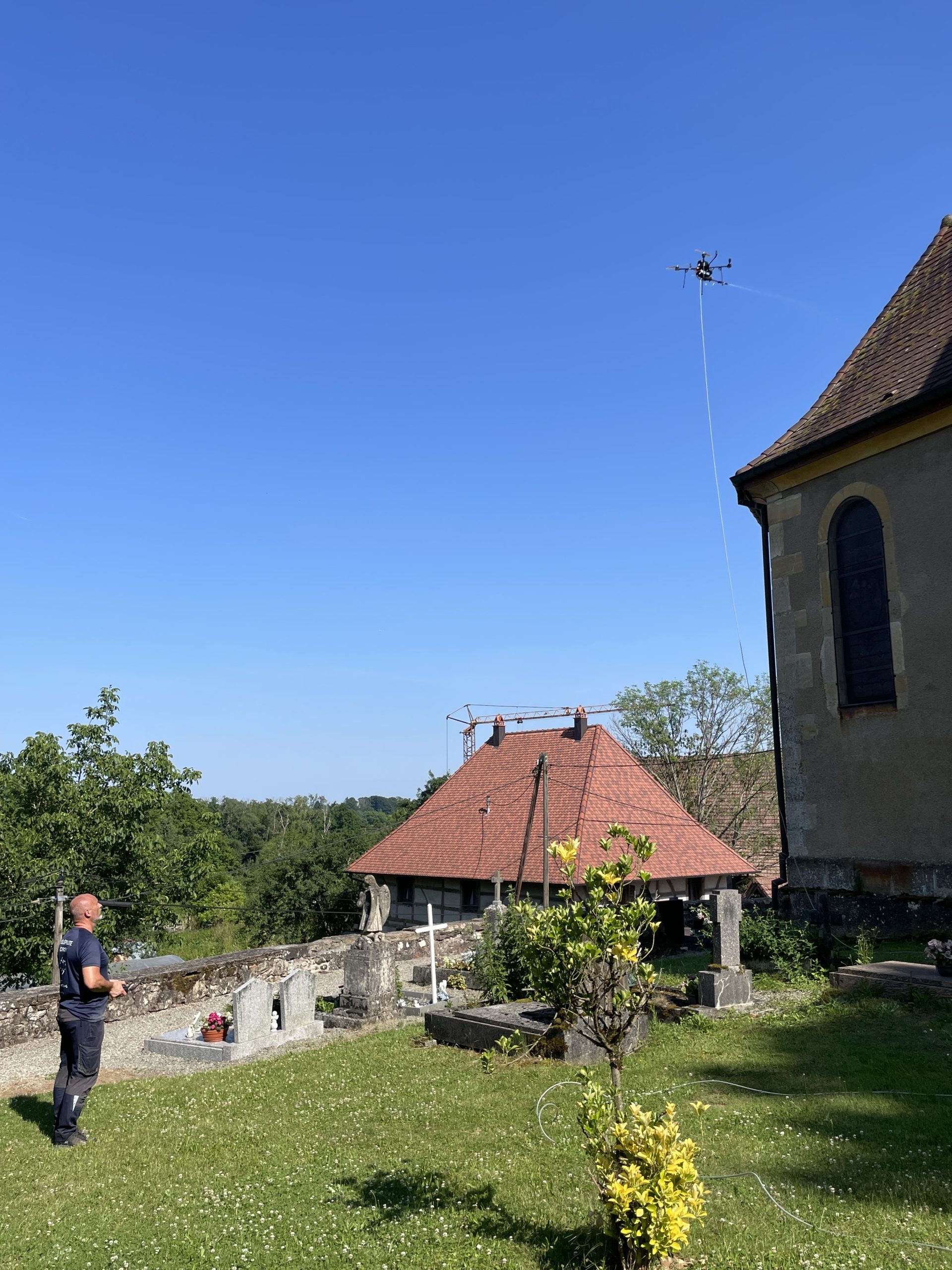Nettoyage par drone de la toiture de l’église Saint Cosme proche de Bellemagny