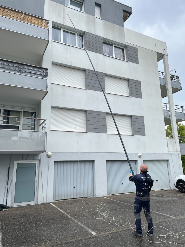 Essai d’un exosquelette pour le nettoyage de façade et toiture