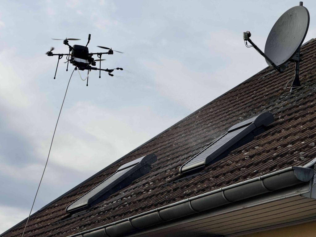Nettoyage démoussage de tuiles bétons par drone à Battenheim près de Ensisheim