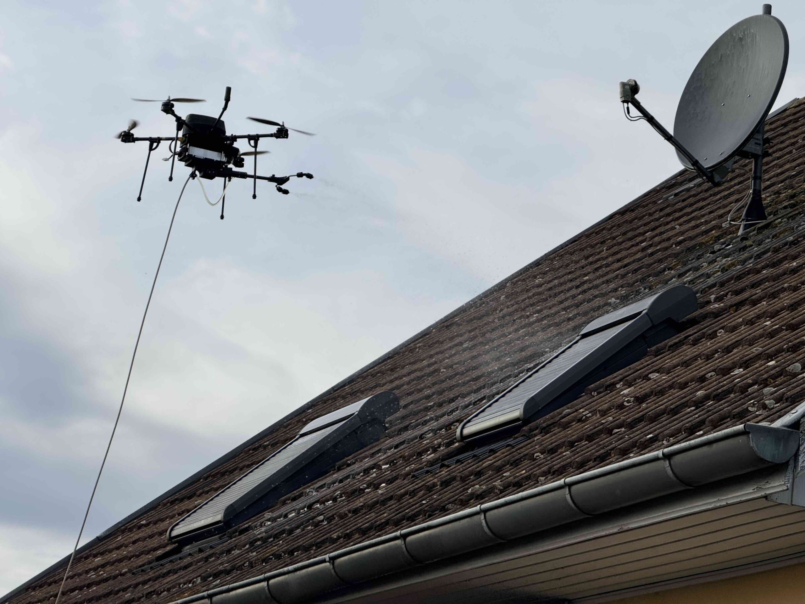 Nettoyage démoussage de tuiles bétons par drone à Battenheim près de Ensisheim