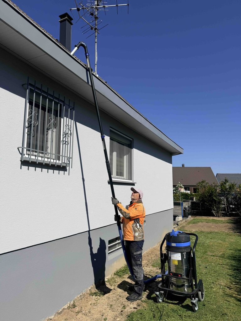 Nettoyage des chéneaux par aspiration à Ensisheim près de Ungersheim