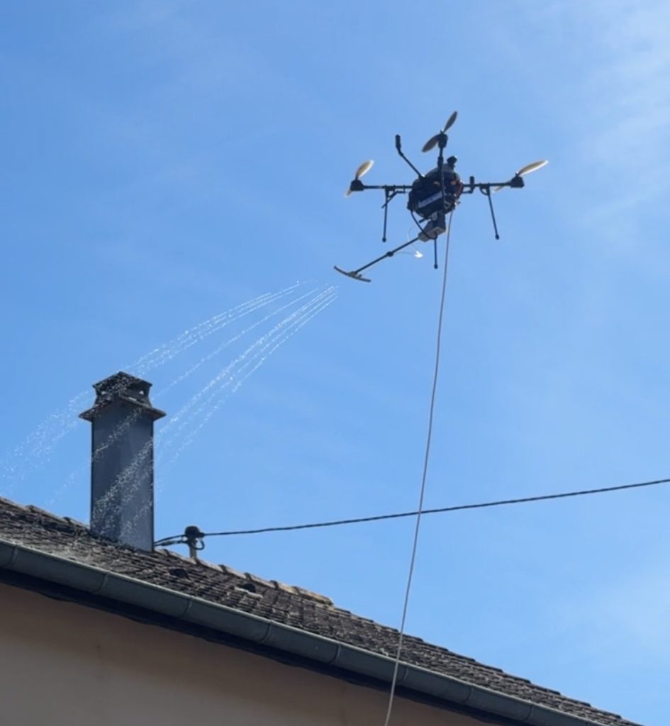 Démoussage et nettoyage de tuiles bétons par drone à Battenheim près de Ruelisheim